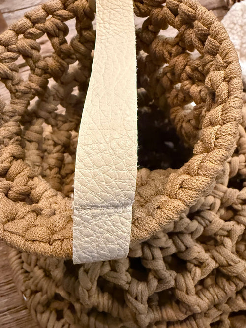 Detail van het lederen hengsel