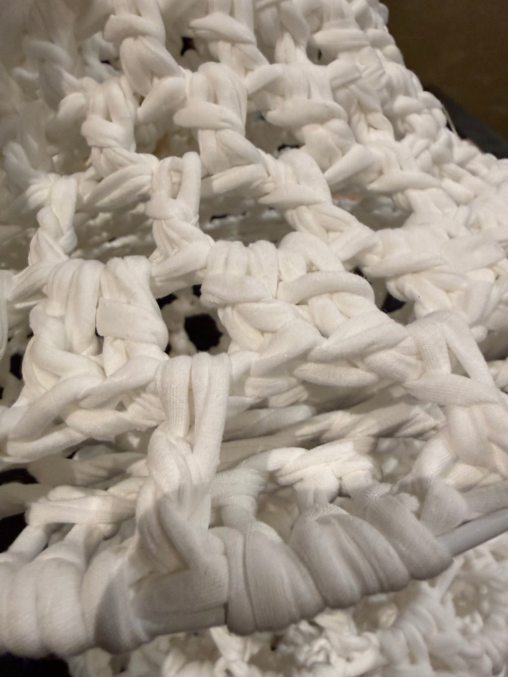 Detail van het witte haakwerk van gerecyclede vezels
