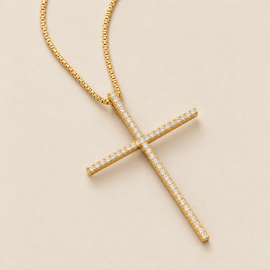 STÉPH Lumi Cross goud detail op warm beige achtergrond