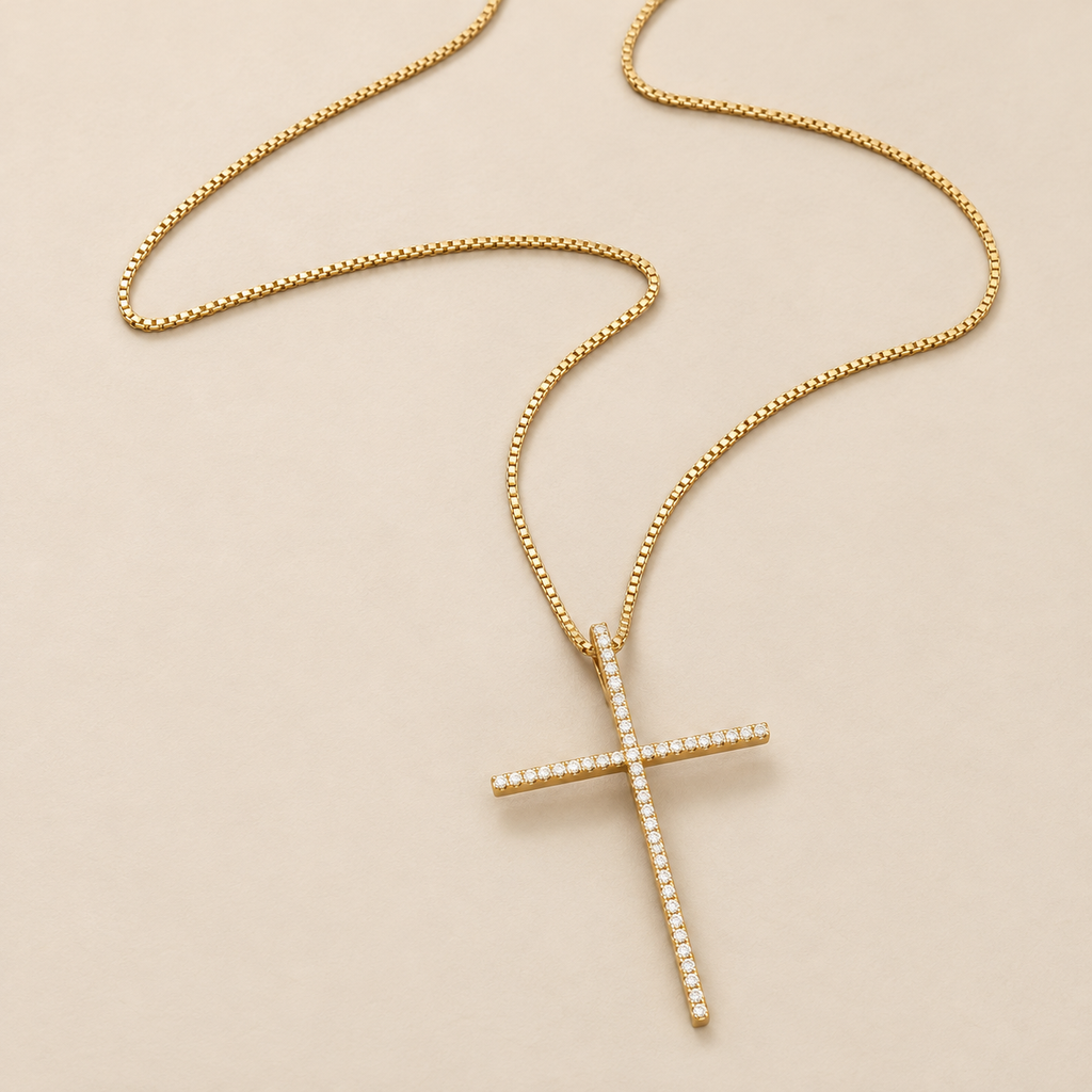 STÉPH Lumi Cross goud hoofd op warm beige achtergrond