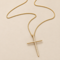 STÉPH Lumi Cross goud hoofd op warm beige achtergrond