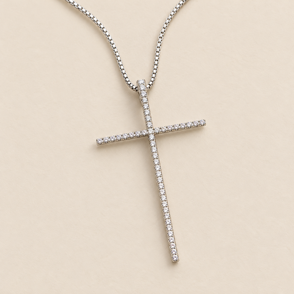STÉPH Lumi Cross zilver detail op warm beige achtergrond