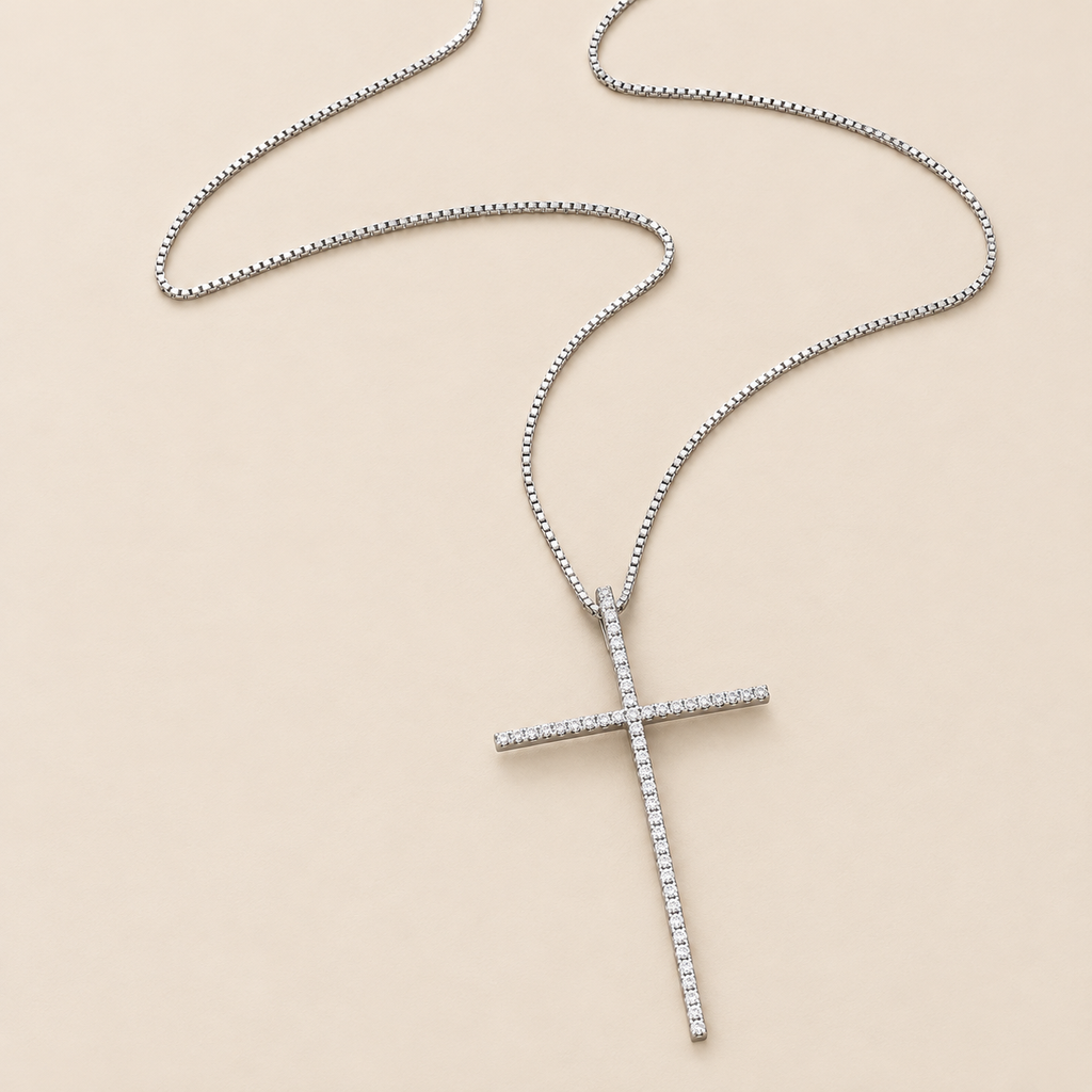 STÉPH Lumi Cross zilver hoofd op warm beige achtergrond