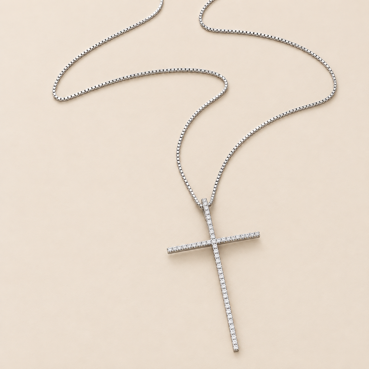 STÉPH Lumi Cross zilver hoofd op warm beige achtergrond