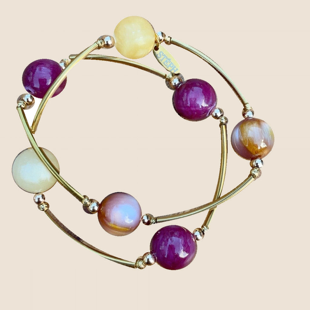 STÉPH armband Berry Gold – uitgesneden hoofdfoto op warm beige achtergrond