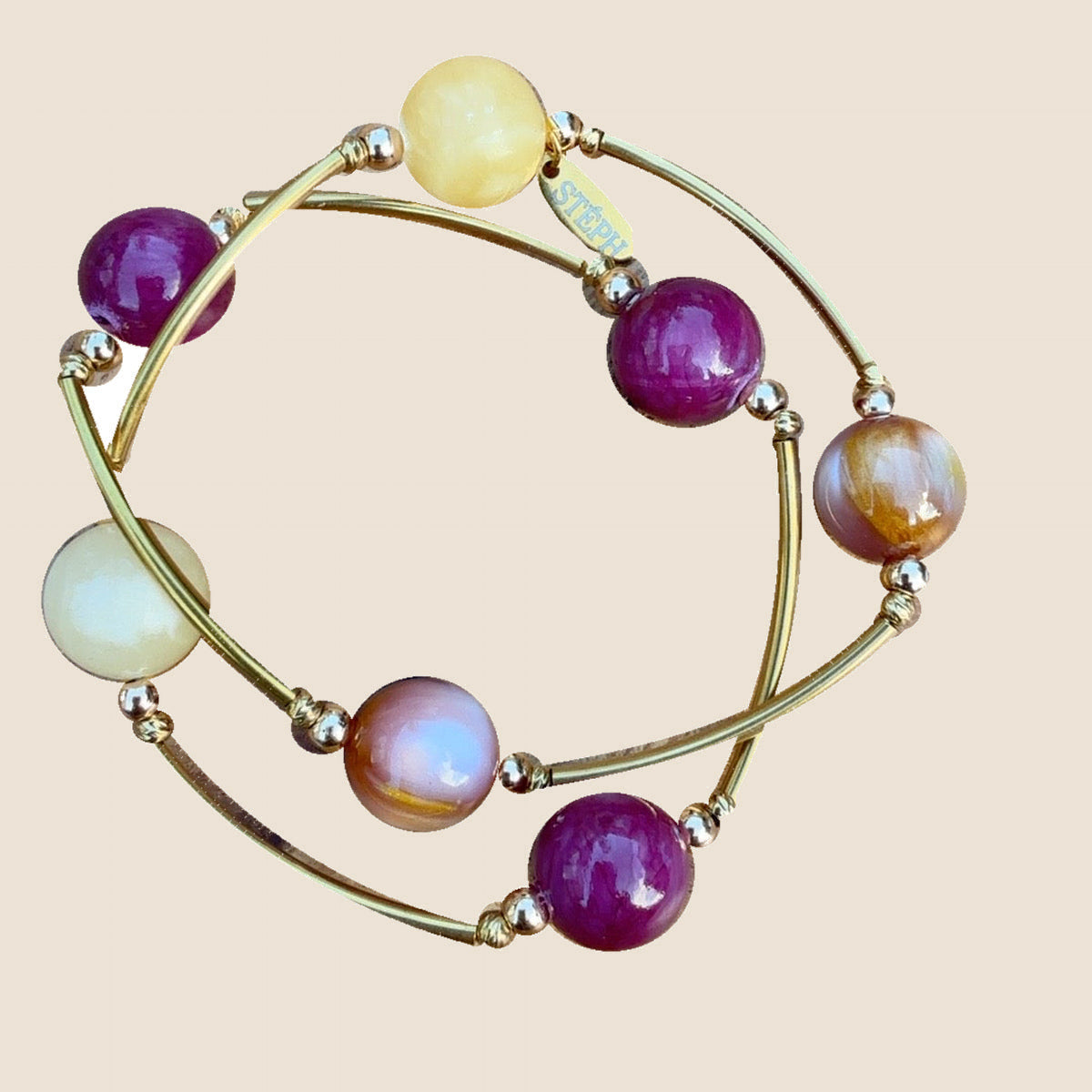 STÉPH armband Berry Gold – uitgesneden hoofdfoto op warm beige achtergrond