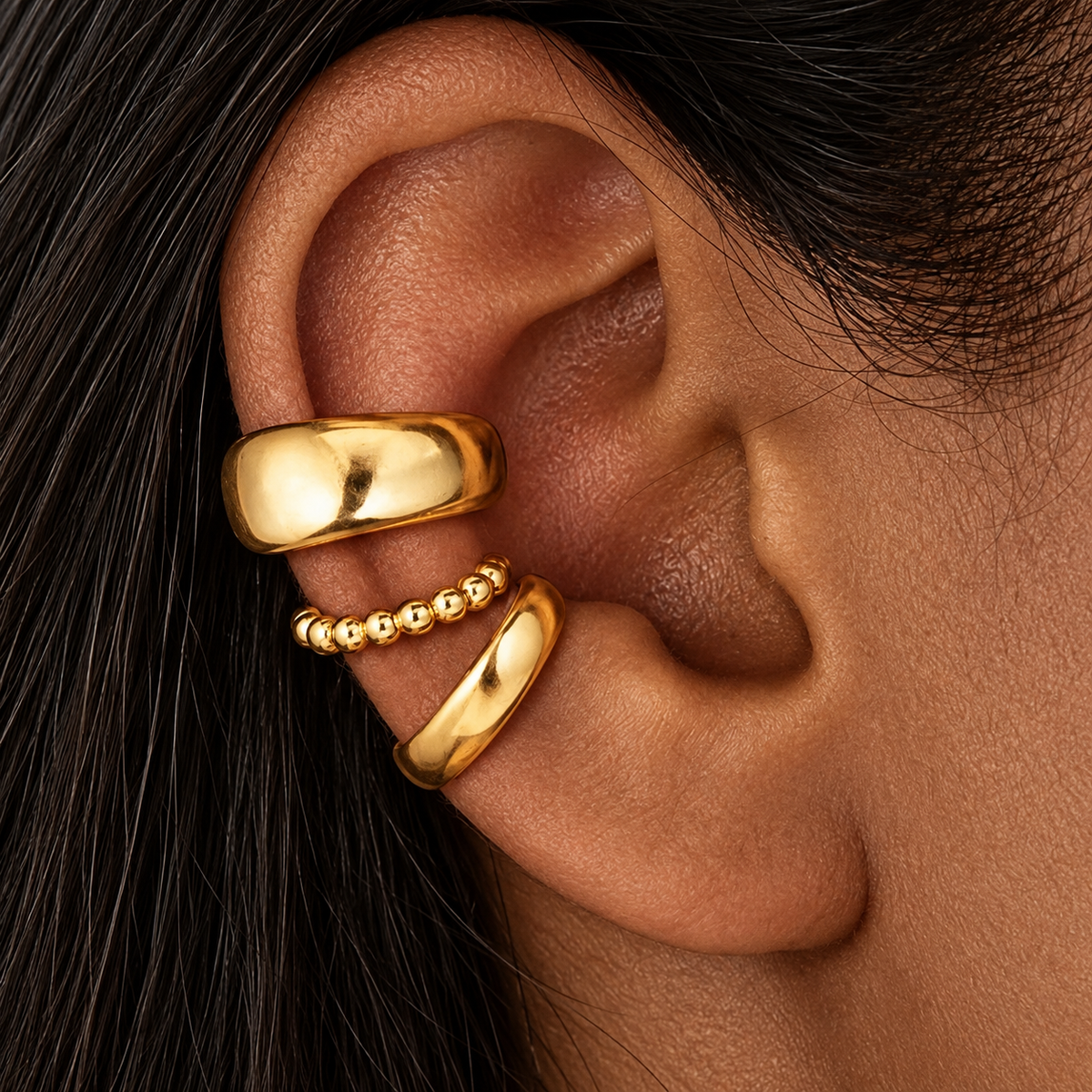 STÉPH Earcuff Set Nova – drie goudkleurige earcuffs draagfoto