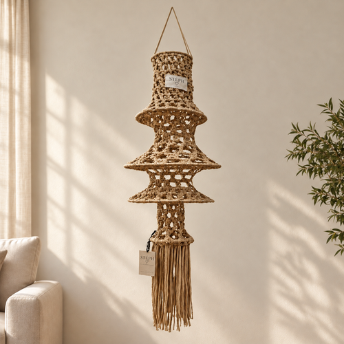 Volledige taupe gehaakte hanger in een lichte woonkamer