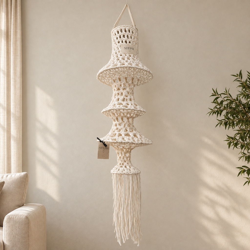 Volledige wit gehaakte hanger in een lichte woonkamer
