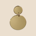 Golden Circles goudkleurige oorbellen op warm beige achtergrond