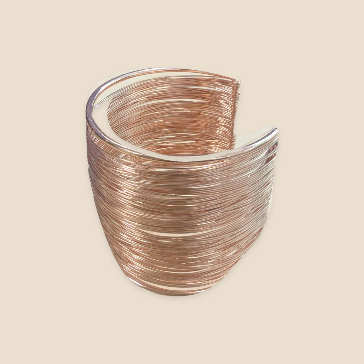 Rosé Wire manchetarmband recht en gecentreerd op warm beige