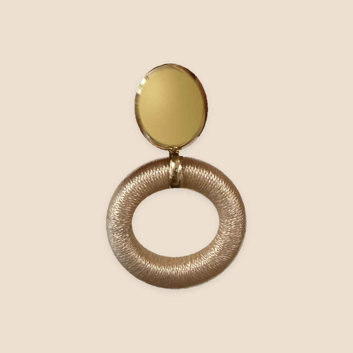 Satin Halo champagnekleurige oorbel met goudkleurig ovaal knopje op warm beige