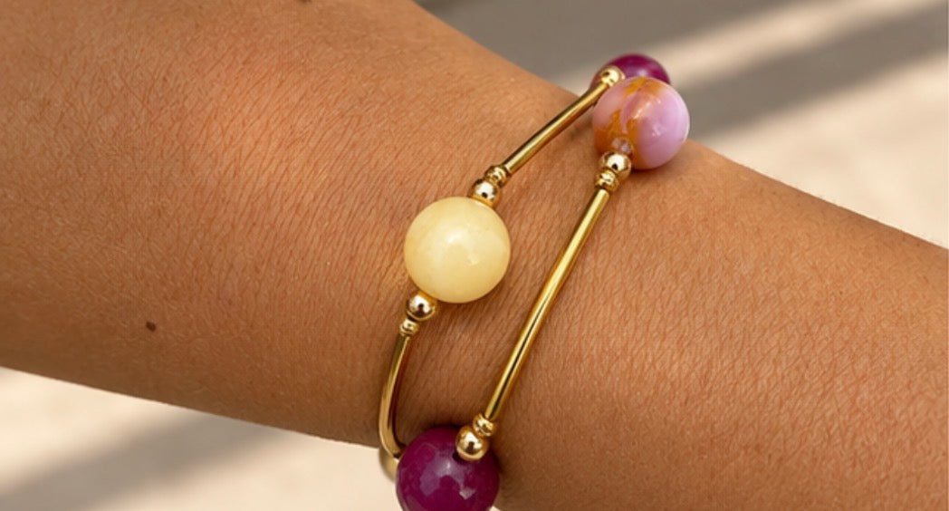 STÉPH Armband Berry Gold gedragen