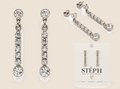 Zilverkleurige strass hangoorbellen op warm beige achtergrond
